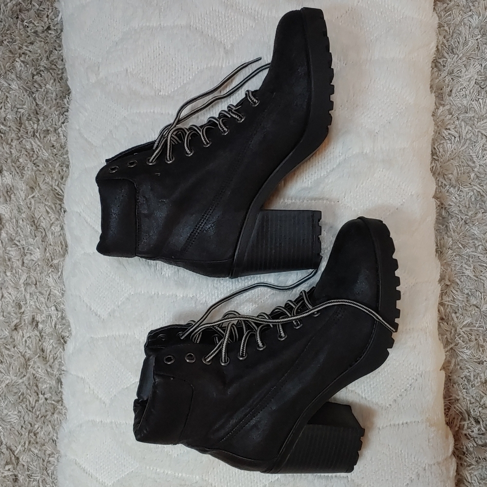 Black combat lace up with a heel boot 6.5, matte finish
